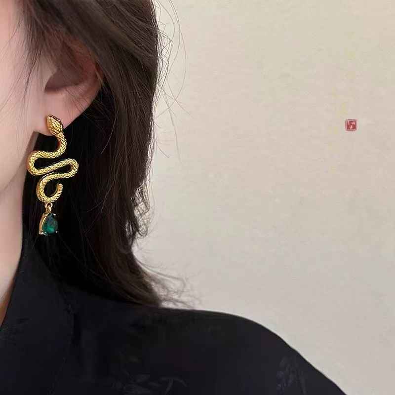 Snake Shaped Stud Earrings For Women, Elegant Green Zircon Retro Luxury Niche New Serpent Ear Jewelry