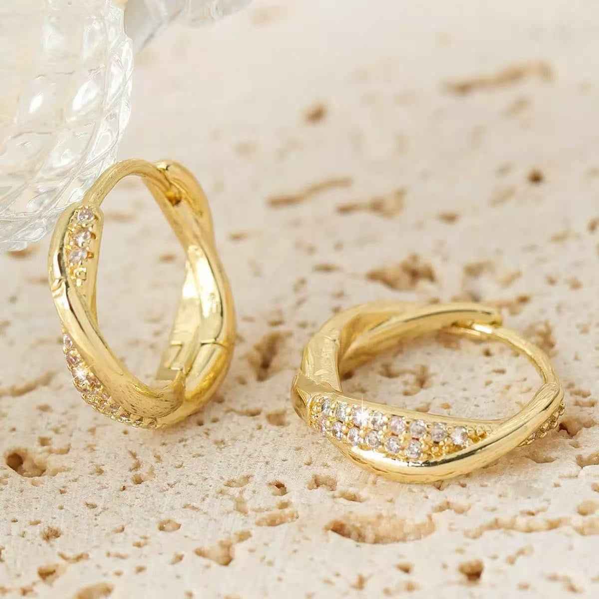 2026 New Micro Paved Zircon Gold Twist Earrings For Women Luxury Niche Elegant Ear Cuffs