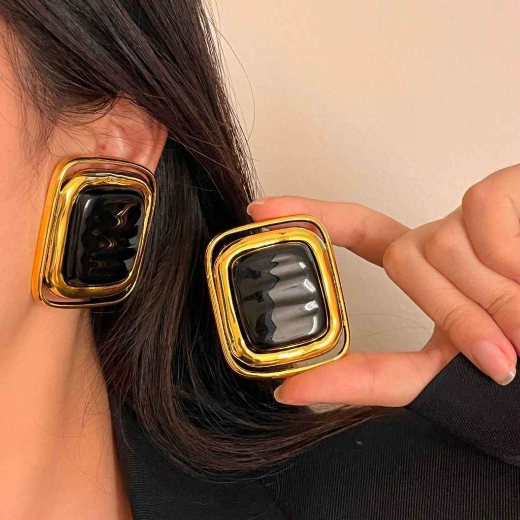 Vintage Black & Gold Square Clip-On Earrings – Retro Bold Gold-Plated Jewelry