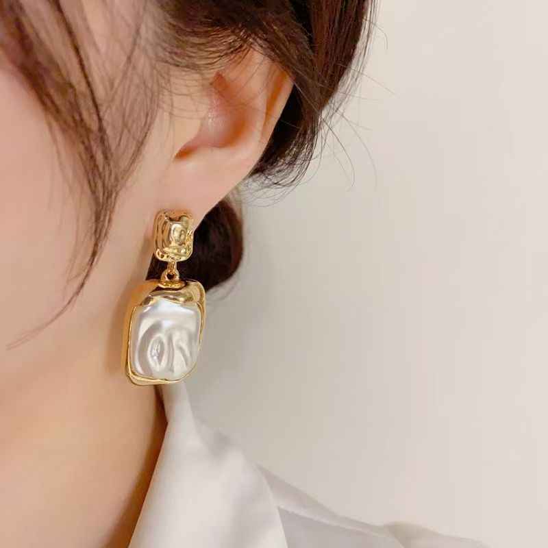 New Vintage Mid-Century Metal Ruched Pearl Earrings, 925 Sterling Silver Needle, Niche Designer Light Luxury All-Match Stud Earrings For Women