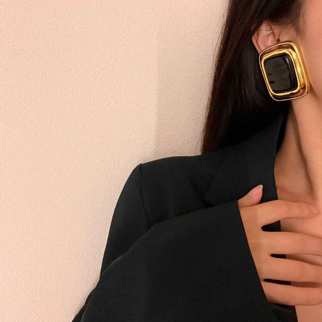 Vintage Black & Gold Square Clip-On Earrings – Retro Bold Gold-Plated Jewelry
