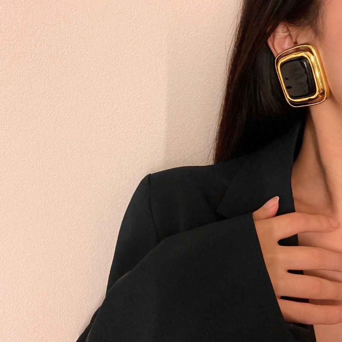 Vintage Black & Gold Square Clip-On Earrings – Retro Bold Gold-Plated Jewelry
