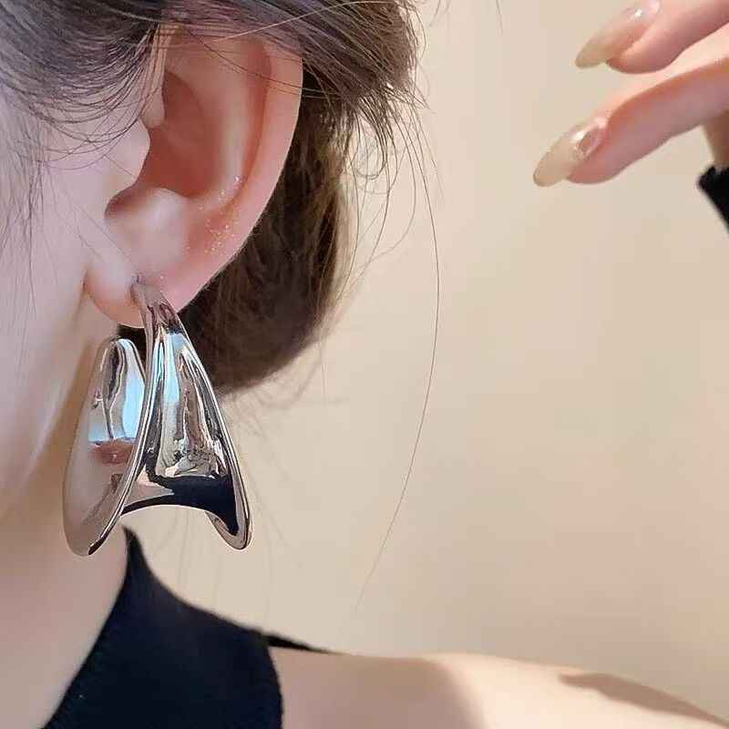 Bold Curved Surface Stud Earrings – Light Luxury Minimalist Women’s Jewelry