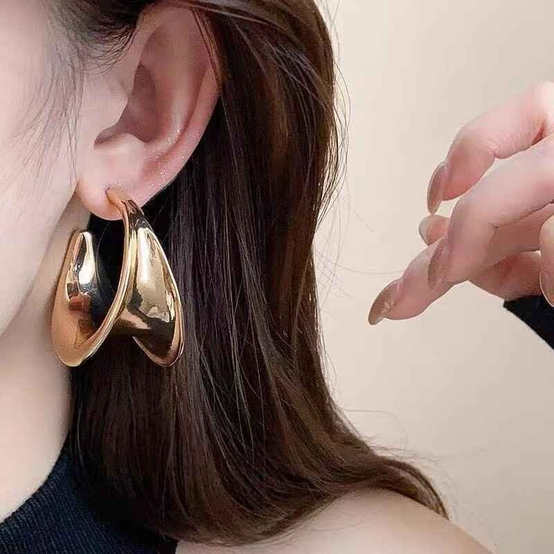 Bold Curved Surface Stud Earrings – Light Luxury Minimalist Women’s Jewelry