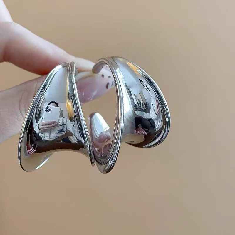 Bold Curved Surface Stud Earrings – Light Luxury Minimalist Women’s Jewelry