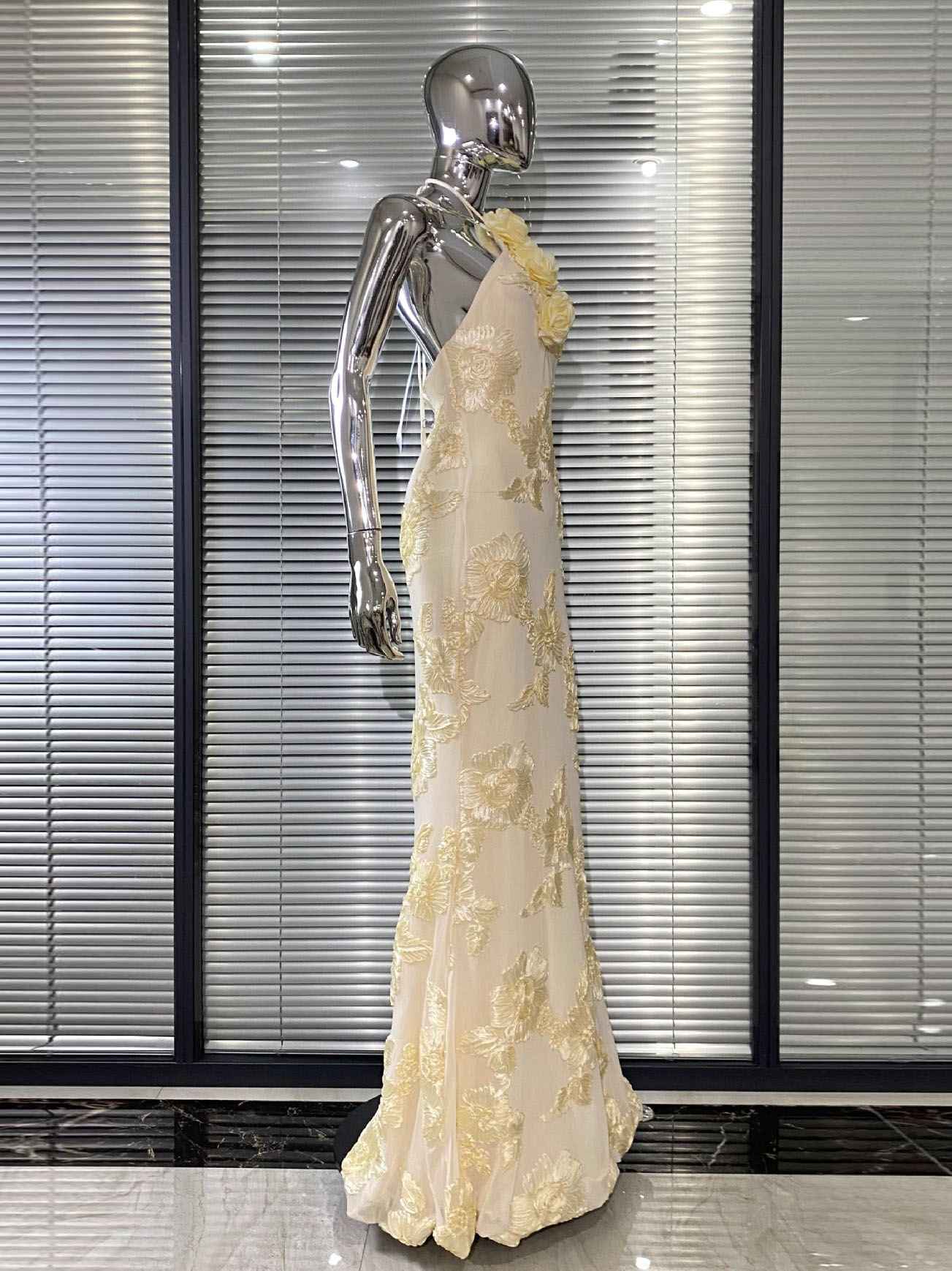 3D Floral Appliqué Halter-Neck Tulle Mermaid Gown