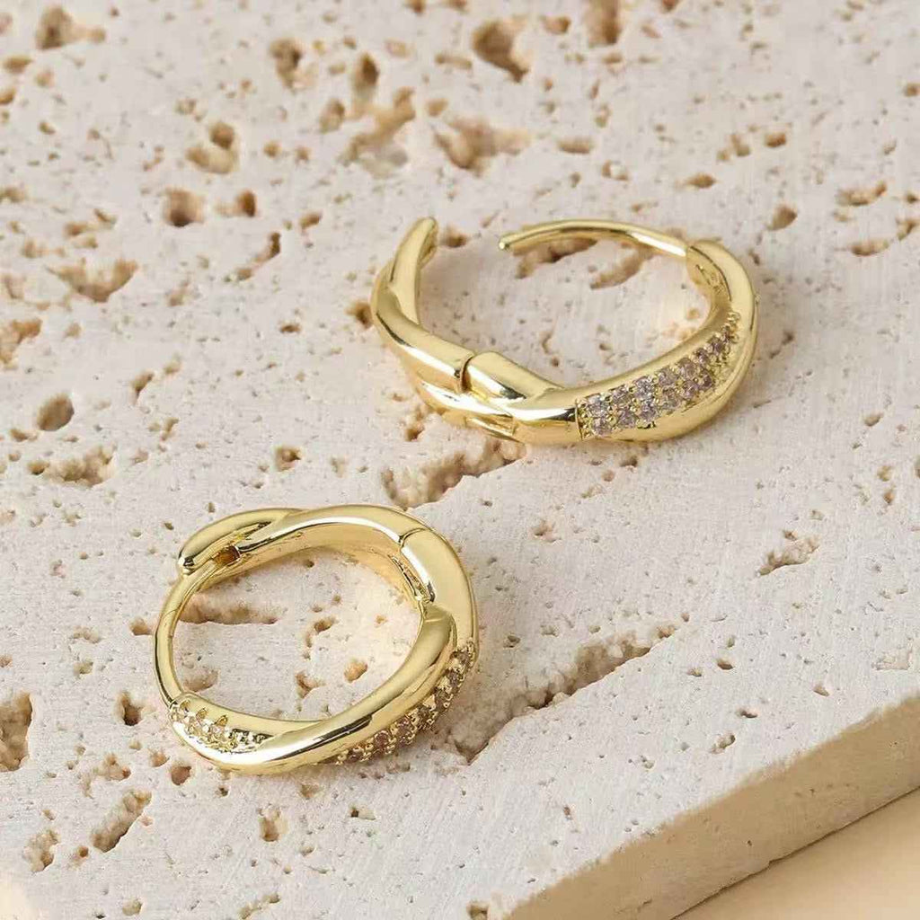 2026 New Micro Paved Zircon Gold Twist Earrings For Women Luxury Niche Elegant Ear Cuffs