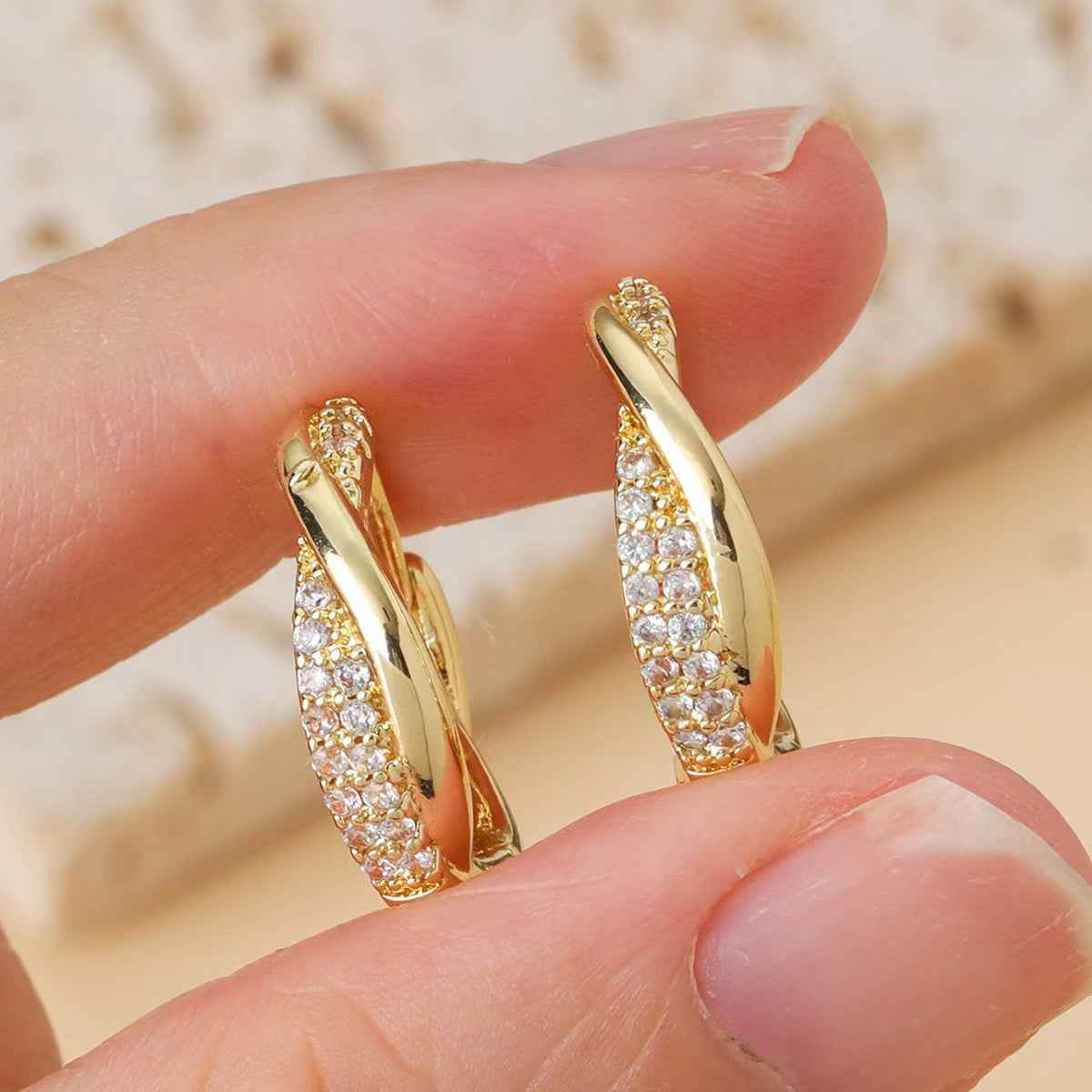 2026 New Micro Paved Zircon Gold Twist Earrings For Women Luxury Niche Elegant Ear Cuffs