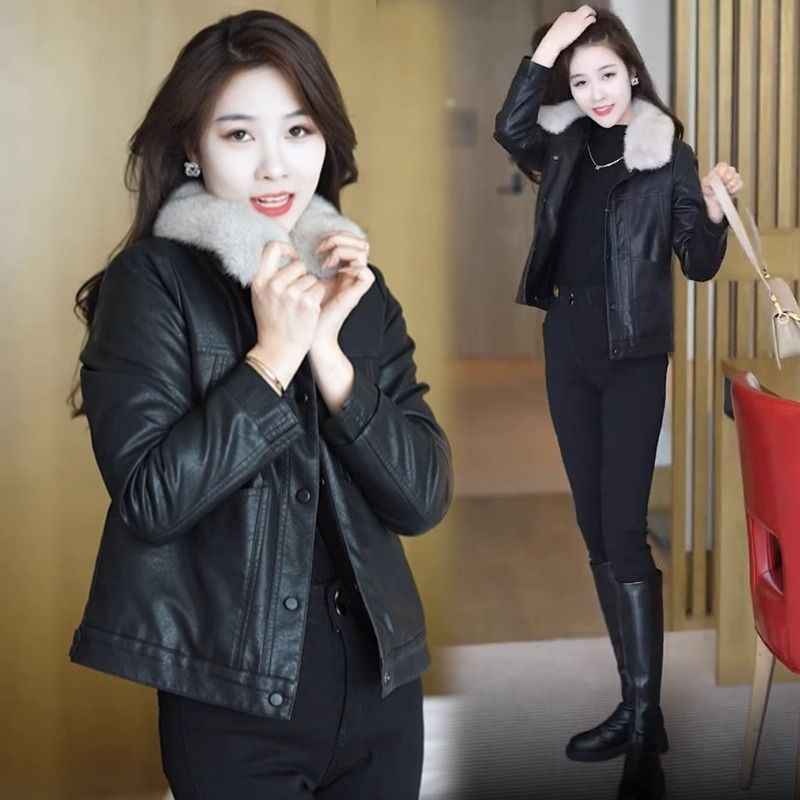 Womens Stylish Padded Short Coat With A Fur Collar