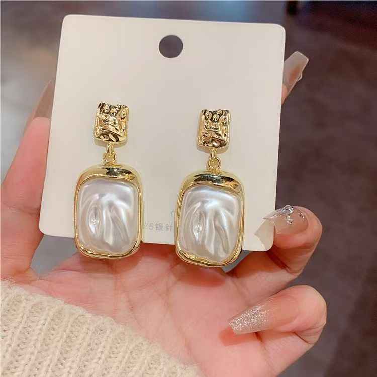 New Vintage Mid-Century Metal Ruched Pearl Earrings, 925 Sterling Silver Needle, Niche Designer Light Luxury All-Match Stud Earrings For Women