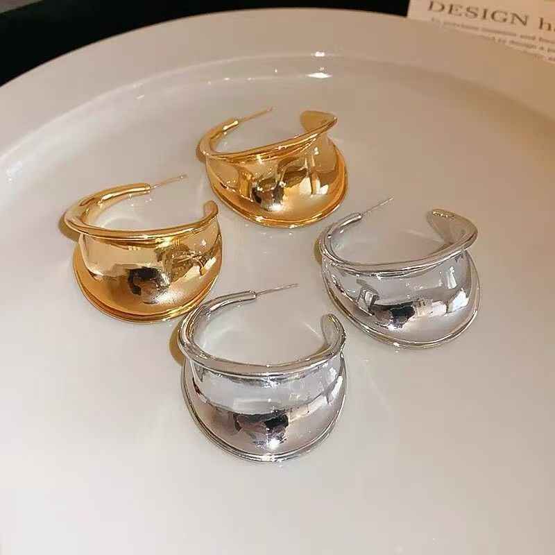 Bold Curved Surface Stud Earrings – Light Luxury Minimalist Women’s Jewelry
